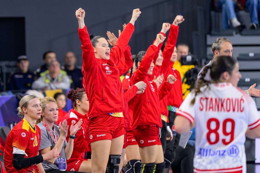 Româncele de pe bancă salută marcarea unui gol