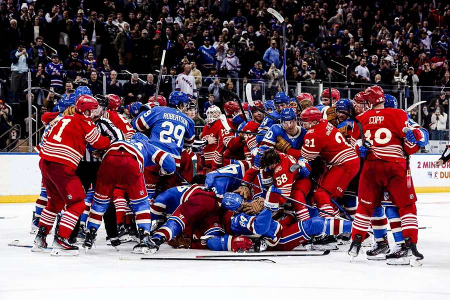 Mela mezi Detroitem a New York Rangers. Mela mezi Detroitem a New York Rangers.