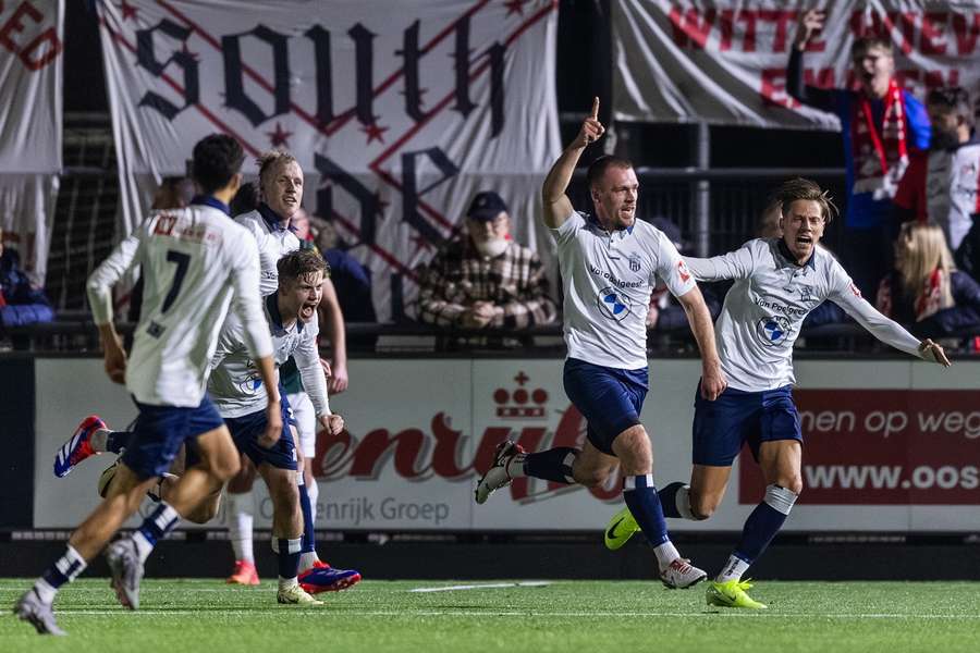 Marijn Ploem juicht na zijn winnende treffer voor Koninklijke HFC tegen FC Emmen