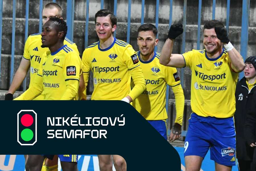 Michalovská légia. Na jej čele sa vyníma grécky legionár Alexandros Kyziridis (druhý sprava, pozn.).
