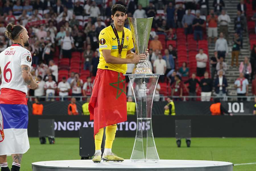 Bono foi campeão da Europa League com o Sevilla Bono foi campeão da Europa League com o Sevilla