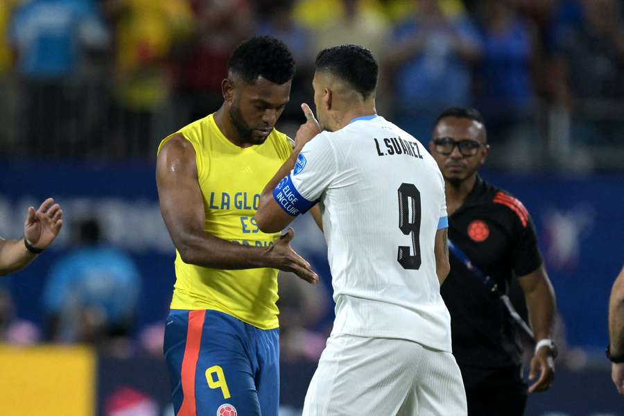 Il caos al termine di Uruguay-Colombia è iniziato in campo ed è seguito sugli spalti