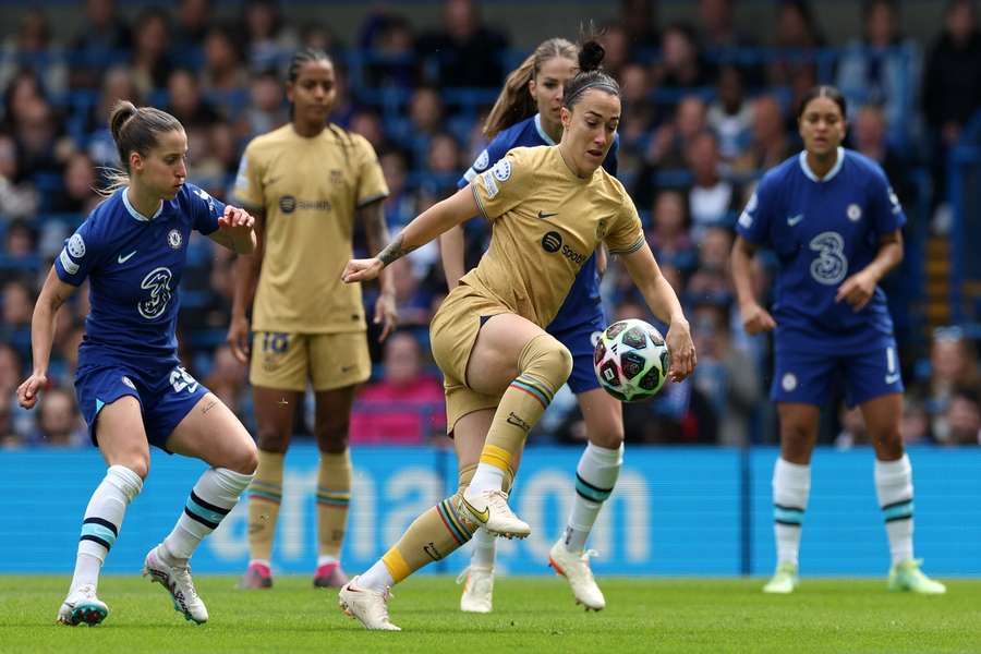 Lucy Bronze controla un balón ante el Chelsea 
