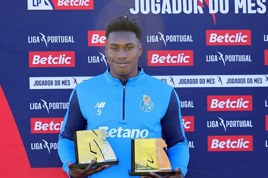 Samu, avançado do FC Porto, com os dois prémios da Liga Portugal