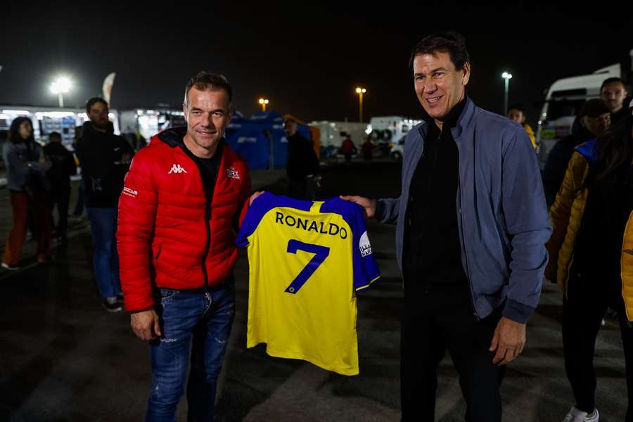 Rudi Garcia (right) posing with Ronaldo's Al-Nassr shirt alongside Dakar driver Sebastien Loeb