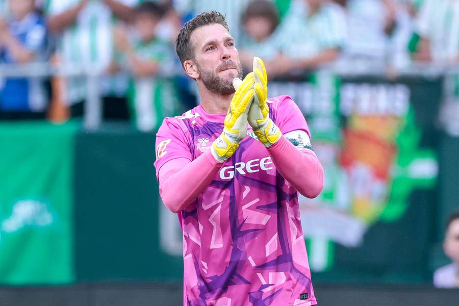 Adrián San Miguel se queda en el Betis