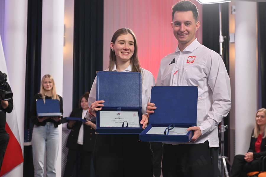 Aneta Kobryń (L) z Bartłomiejem Puto (P) podczas ceremonii wręczenia nominacji reprezentacji Polski na XIV Zimowe Igrzyska Paralimpijskie.