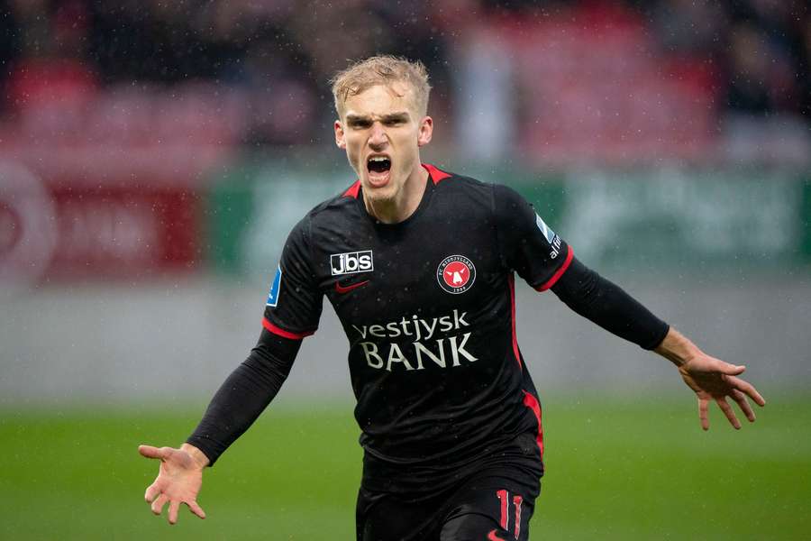 FCMs Gustav Isaksen jubler, efter han har scoret til 1-0 under superligakampen mellem FC Midtjylland og Silkeborg IF