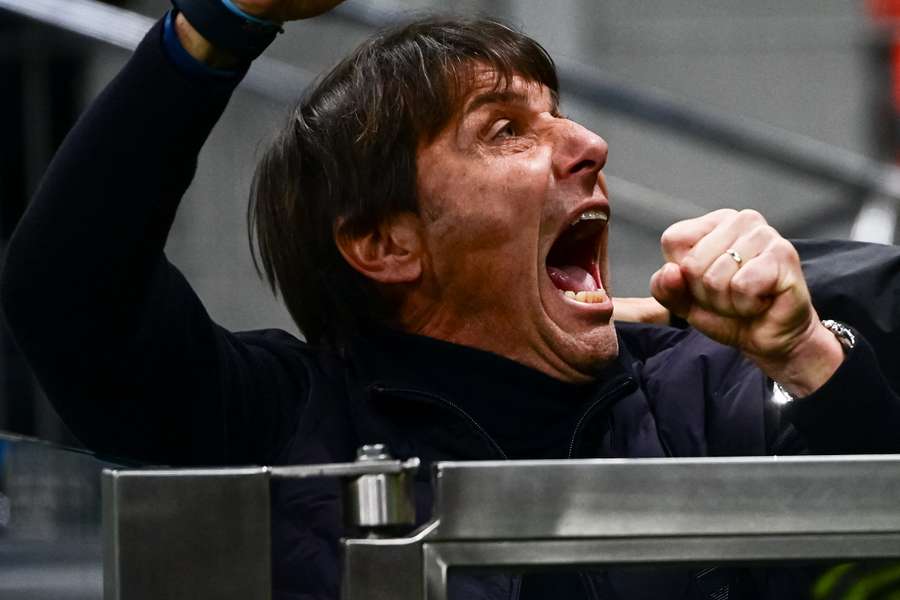 Antonio Conte esulta al secondo gol di McTominay durante la sfida contro l’Inter a San Siro.