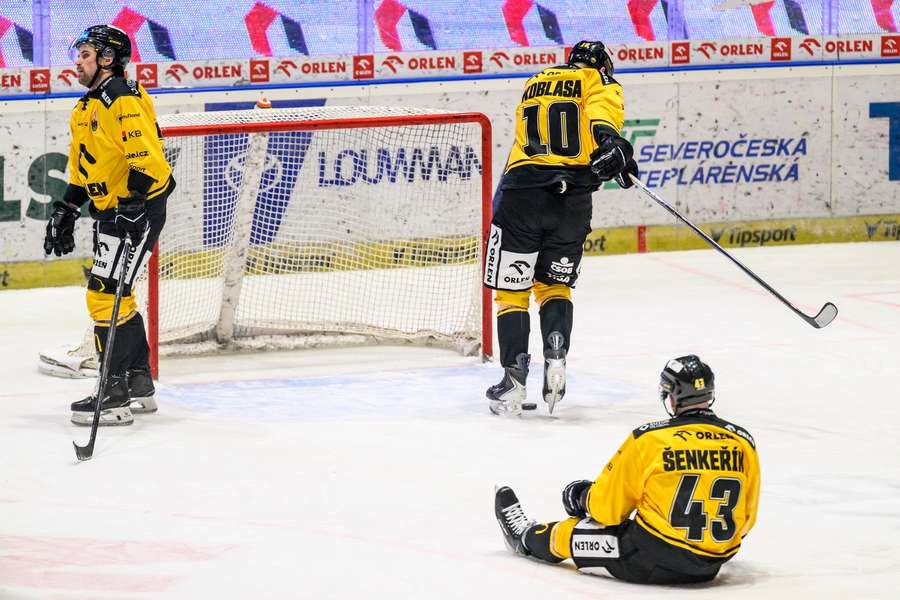 Nešťastný Petr Šenkeřík sedí po inkasovaném gólu na ledě.