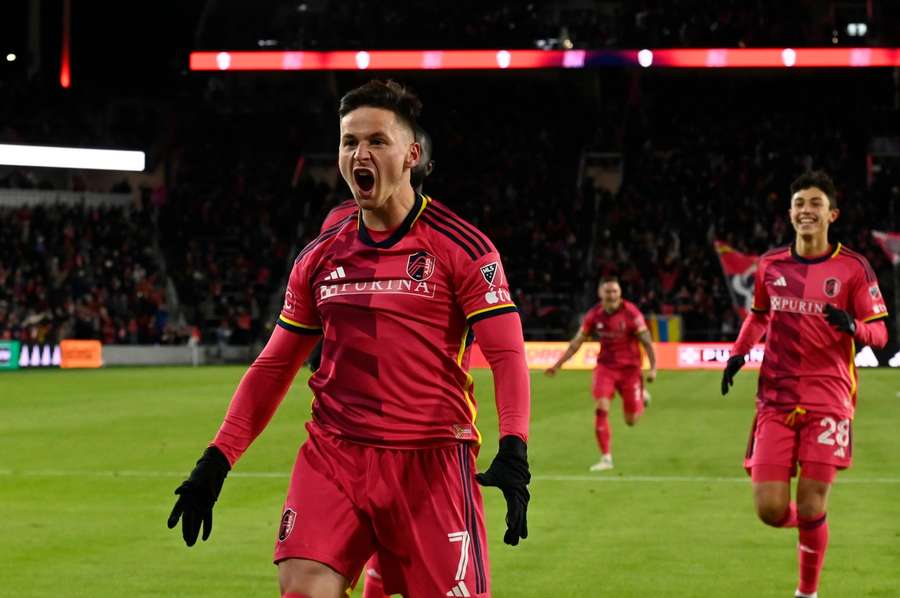 Tomáš Ostrák oslavuje svůj první gól v MLS, jímž St. Louis pomohl k vítězství 3:0 nad San Jose.