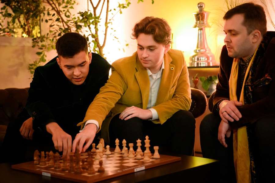 Vincent Keymer in der Diskussion eines Spielzugs mit Nodirbek Abdusattorov (l.) und Vladimir Fedoseev (r.). Vincent Keymer in der Diskussion eines Spielzugs mit Nodirbek Abdusattorov (l.) und Vladimir Fedoseev (r.).
