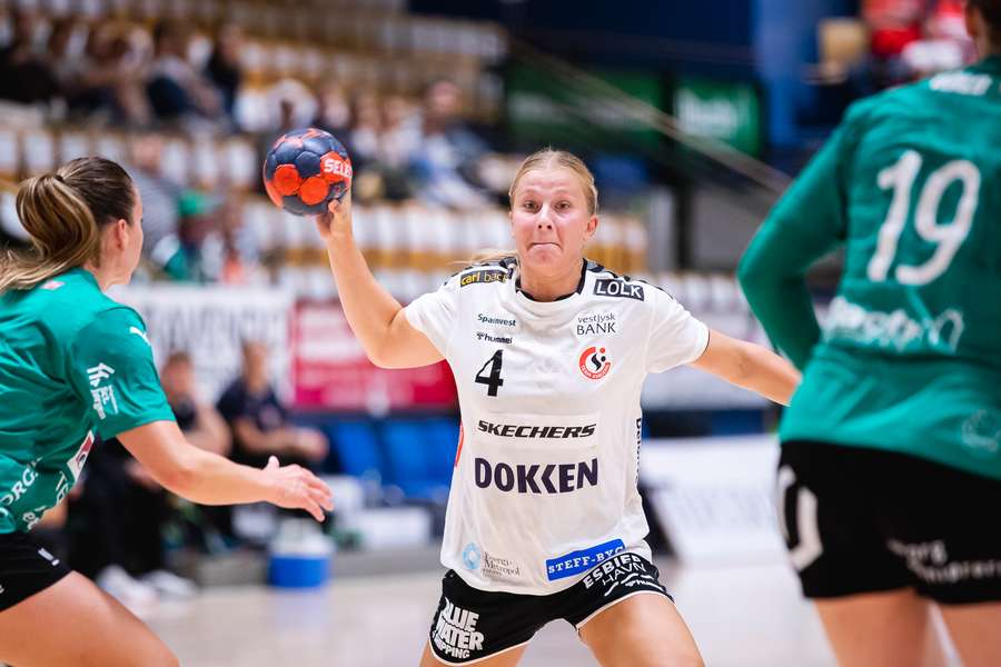 Team Esbjerg - og  landsholdets playmaker Michala Møller har brækket lægbenet