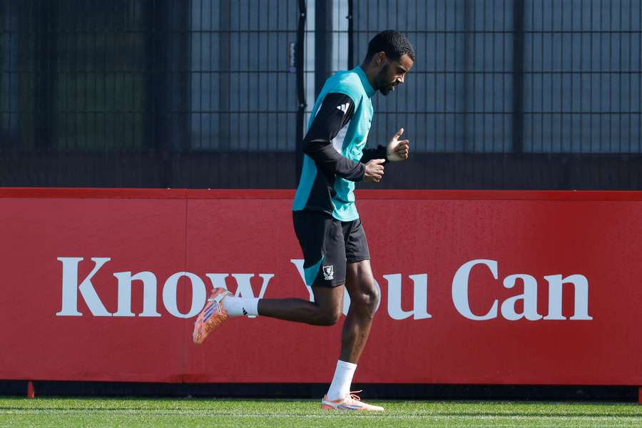 Alexander Isak regressa aos treinos do Liverpool 