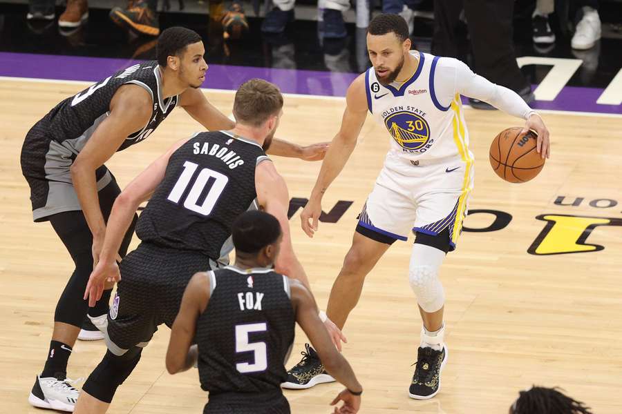 Selv med dobbeltopdækning kunne Sacramento Kings ikke for alvor få stoppet Stephen Curry.
