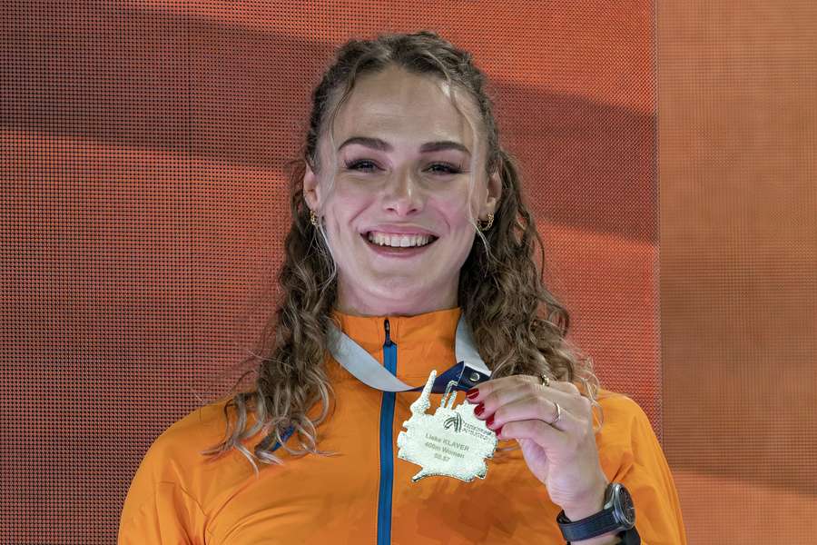 Lieke Klaver tijdens de medaille ceremonie, op de derde dag van het EK atletiek indoor in Turkije op 4 maart