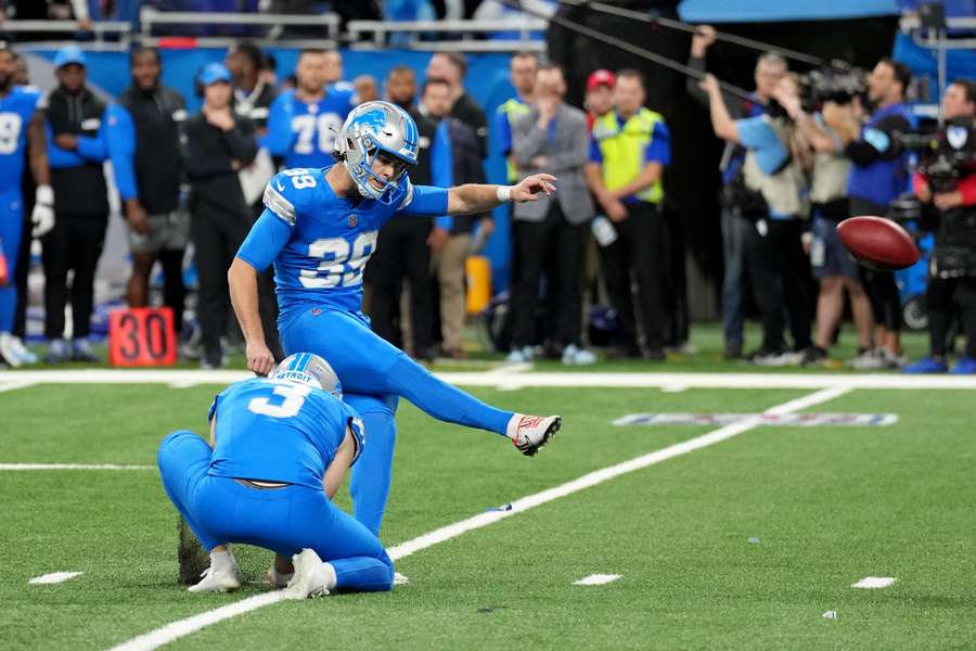 Jake Bates de los Detroit Lions patea un gol de campo de 35 yardas para ganar el partido contra los Green Bay Packers.