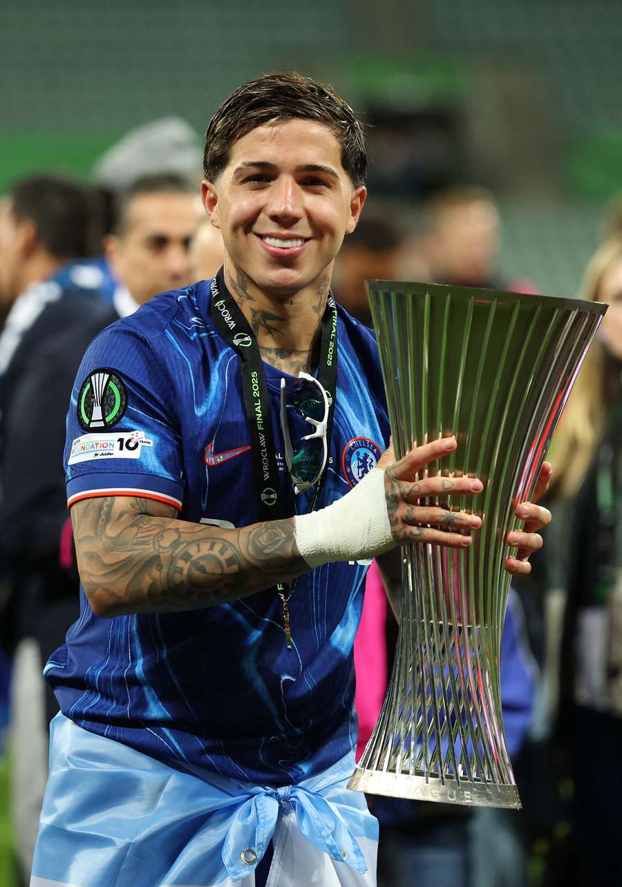 Enzo Fernández com o troféu de campeão da Conference League Enzo Fernández com o troféu de campeão da Conference League