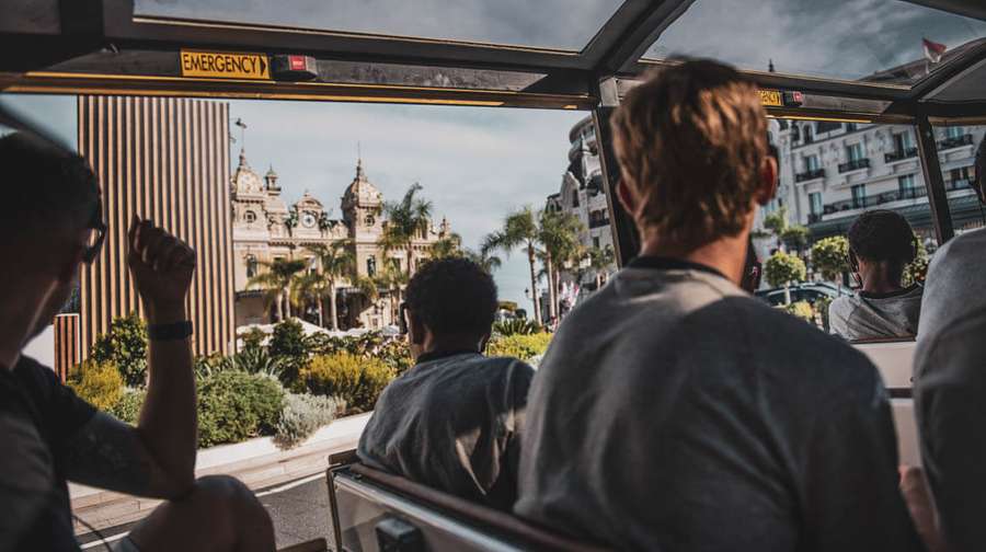 Des jeunes de l'Academy lors d'une excursion dans le centre de Monaco