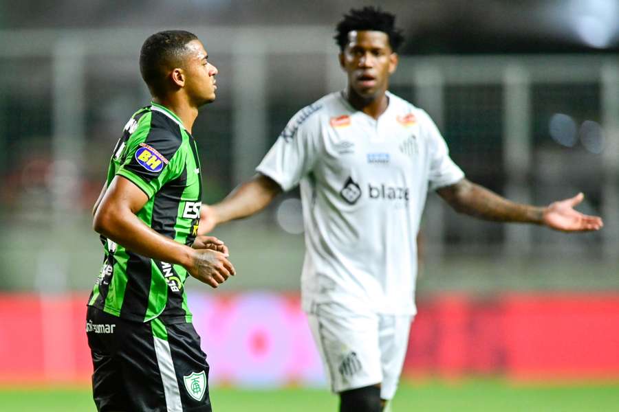Jogadores do Santos reclamaram do gol de Renato Marques