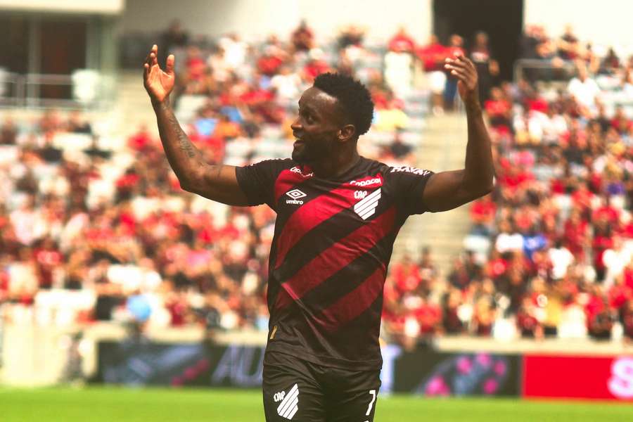 Athletico-PR não deu chances para a Chape na Arena da Baixada