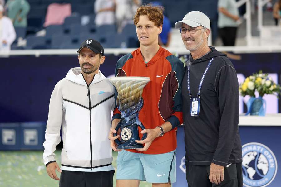 Jannik Sinner celebra la vittoria dello scorso anni a Cincinnati con i suoi due allenatori: Simone Vagnozzi e Darren Cahill