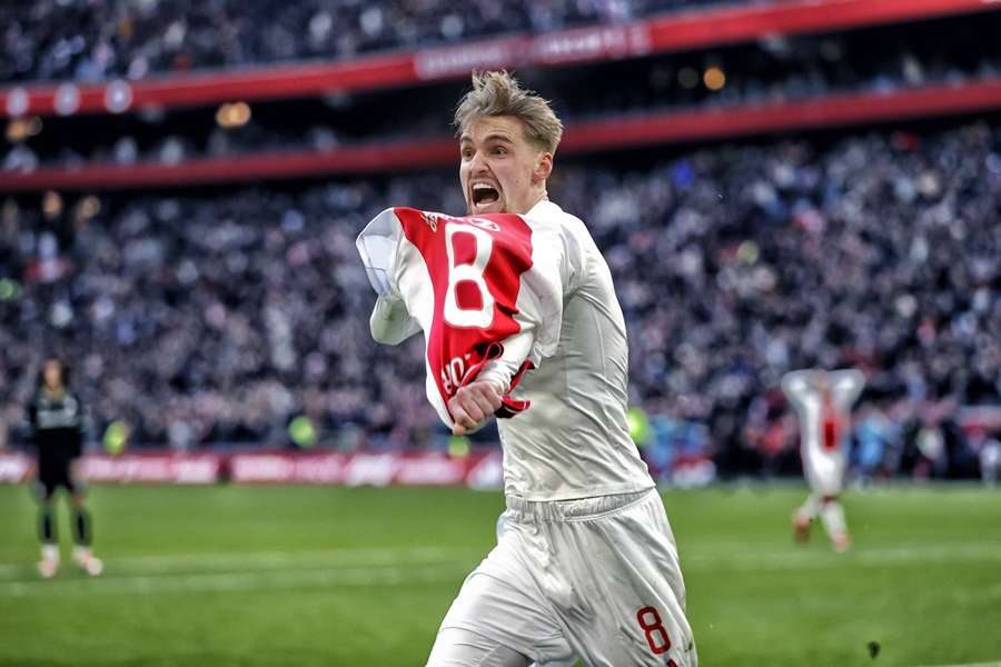 Kenneth Taylor celebrates his winning goal against Feyenoord