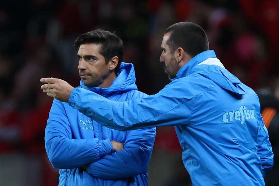 Abel Ferreira e o adjunto João Martins na partida contra o Internacional