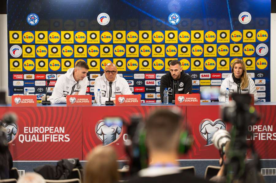 Tlačová konferencia s trénerom Calzonom a brankárom Dúbravkom. Tlačová konferencia s trénerom Calzonom a brankárom Dúbravkom.