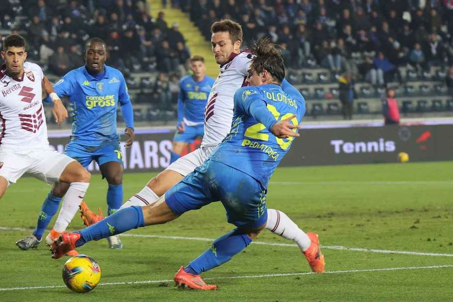 Gol Che Adamsa z połowy boiska zapewnia wygraną Torino. Linetty i Walukiewicz lepsi od Empoli