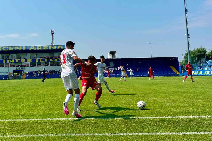 Fază de joc din Popești Leordeni - FC Bacău Fază de joc din Popești Leordeni - FC Bacău