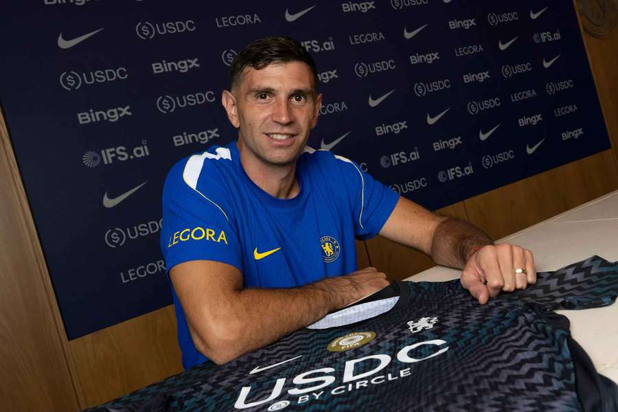 Chelsea have signed goalkeeper Emiliano Martinez from Aston Villa