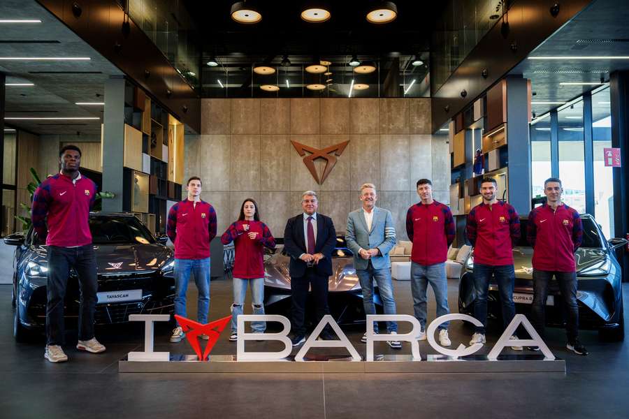 Foto de familia de la renovación del Barça con Cupra