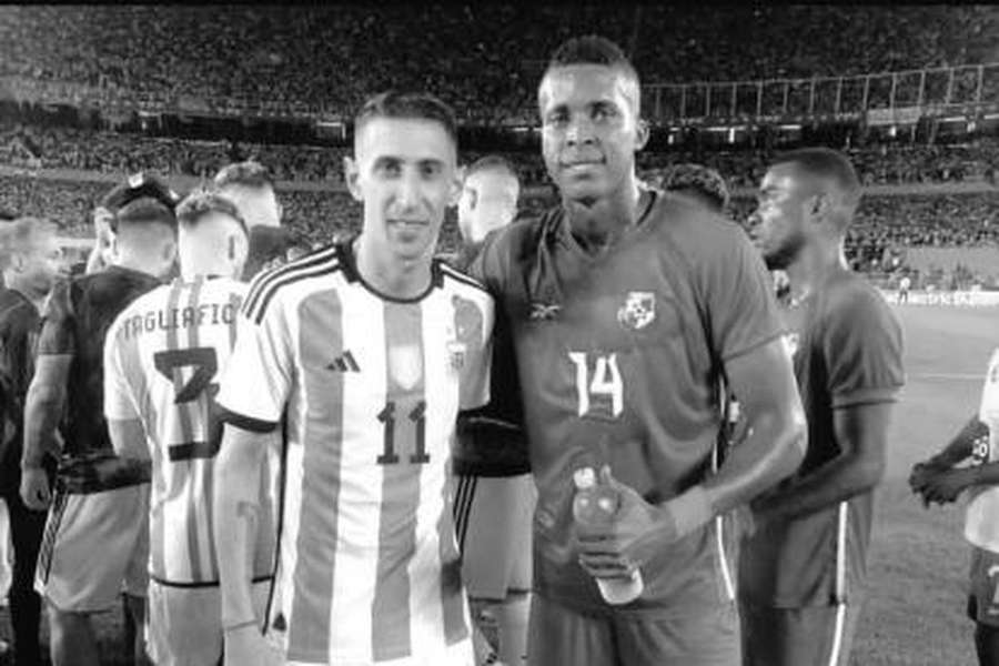 Gilberto Hernández (à dir.) com Di María após um jogo entre o Panamá e a Argentina