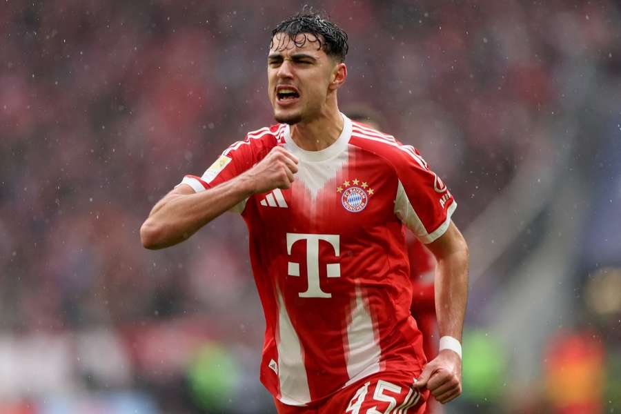 Aleksandar Pavlovic blickt mit Vorfreude auf den Klassiker gegen den BVB. Aleksandar Pavlovic blickt mit Vorfreude auf den Klassiker gegen den BVB.