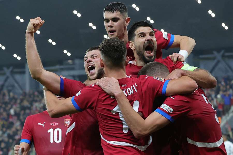 Los jugadores serbios celebran el gol inicial