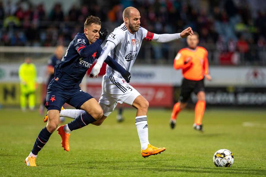 Na snímke slovenský futbalista Martin Králik v súboji proti Slavii. 