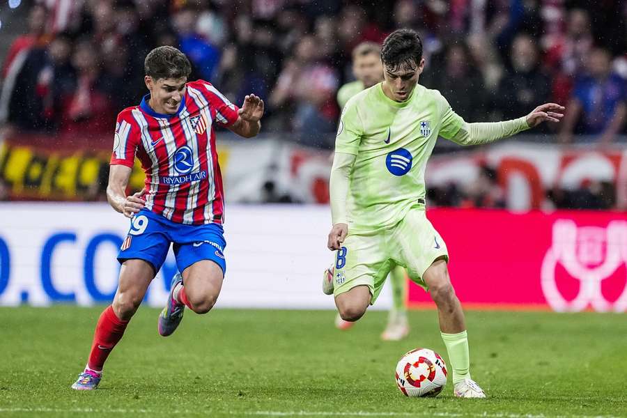 Pedri (dreapta), în duel cu Julian Alvarez