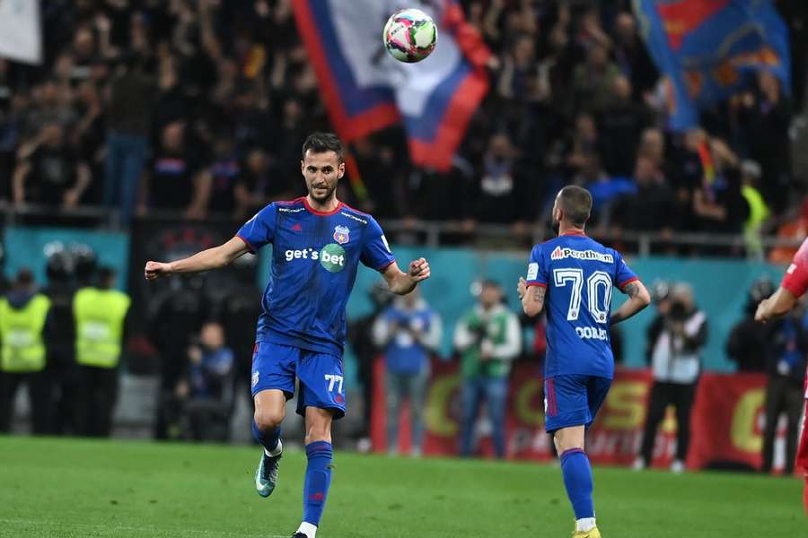 Bogdan Chipirliu (stânga) a marcat golul care o duce pe CSA Steaua în grupele Cupei României