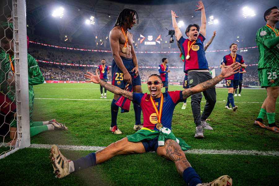 Raphinha celebra la victoria del Barça en la Supercopa de España