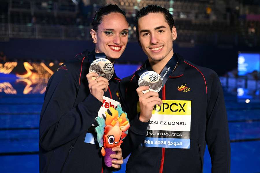 Dennis y Mireia posan felices con las medallas.