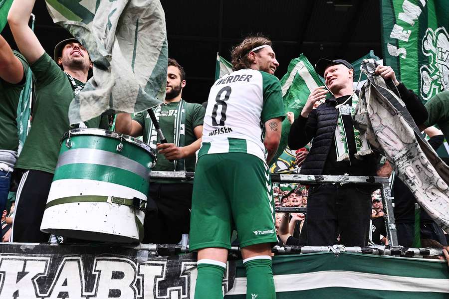 L'esultanza di Mitchell Weiser dopo la vittoria del Werder Brema L'esultanza di Mitchell Weiser dopo la vittoria del Werder Brema