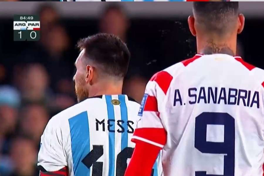 Sanabria perde la testa e sputa su Messi in Argentina-Paraguay - VIDEO