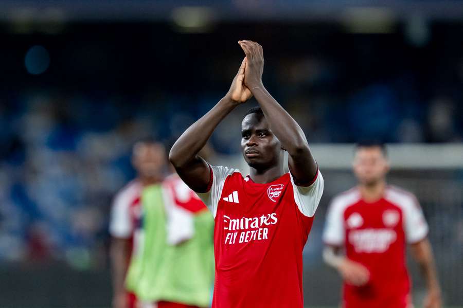 Bukayo Saka aplaudiendo a la hinchada del Arsenal en el partido ante Nápoles por Champions League. Bukayo Saka aplaudiendo a la hinchada del Arsenal en el partido ante Nápoles por Champions League.