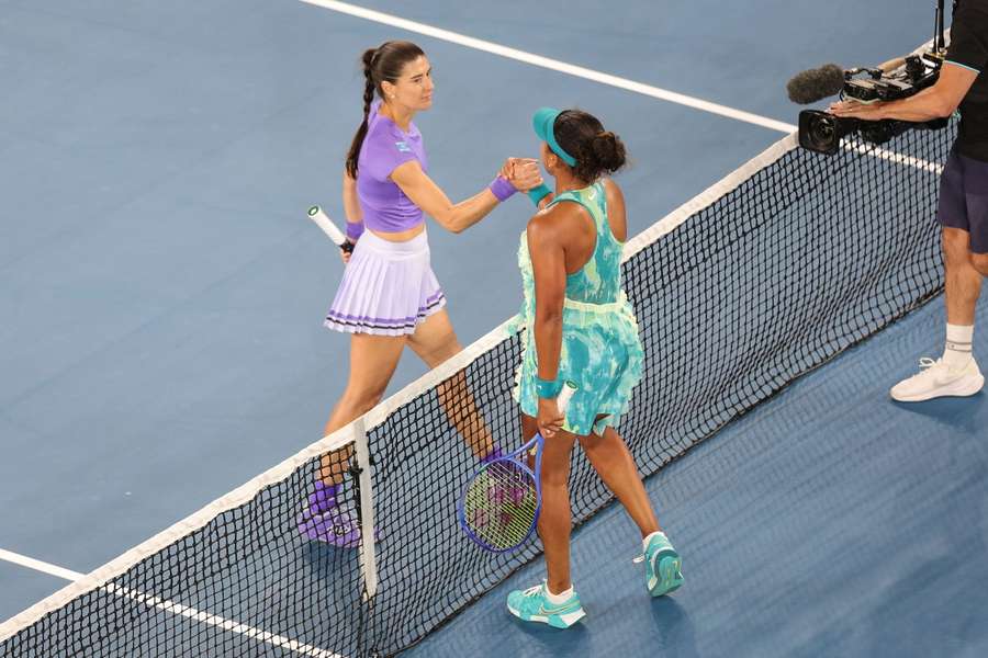 Naomi Osaka şi-a cerut scuze după disputa cu Sorana Cîrstea Naomi Osaka şi-a cerut scuze după disputa cu Sorana Cîrstea
