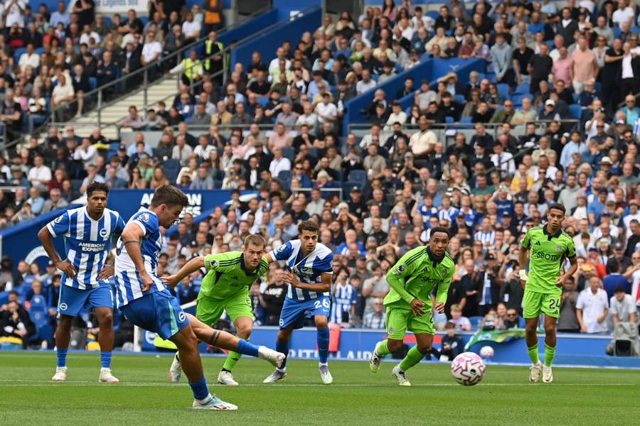 O'Riley marca o penálti do Brighton