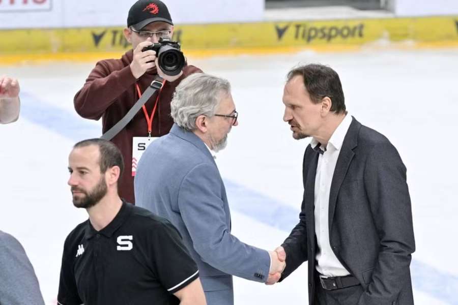 Moták (vľavo) a Goss (vpravo) ešte ako súperi z českej extraligy.