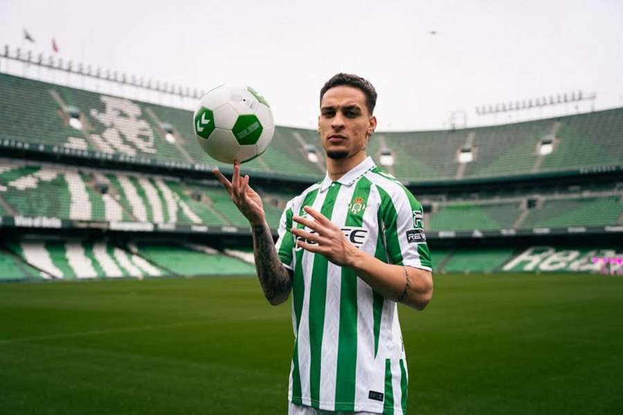 Man Utd and Real Betis face Antony recall dilemma