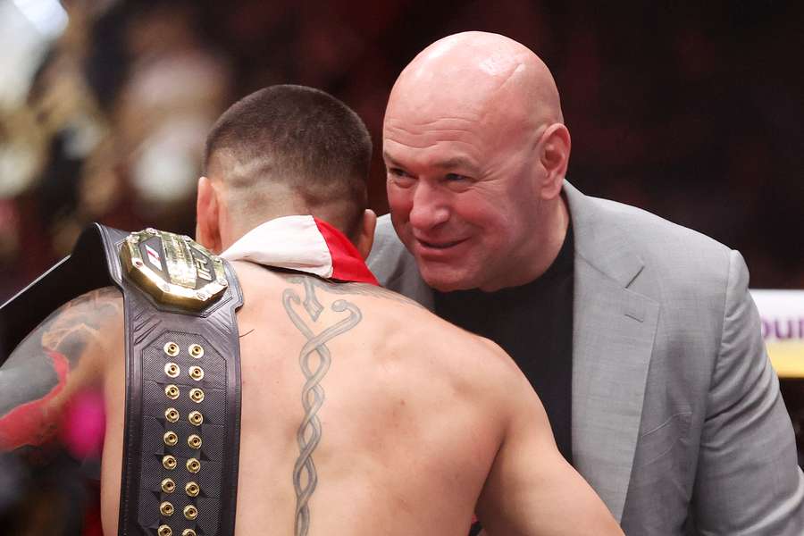 Dana White abraza a Ilia Topuria