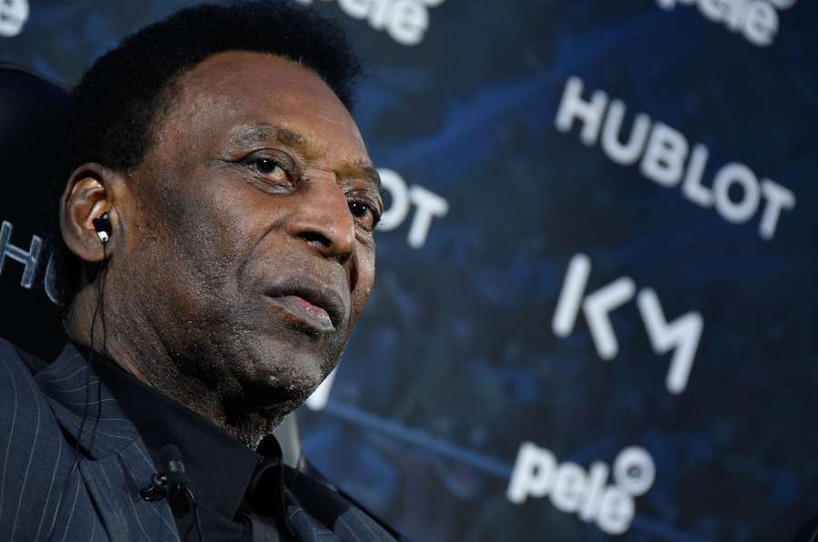 Pelé se dlouhodobě léči s rakovinou tlustého střeva.